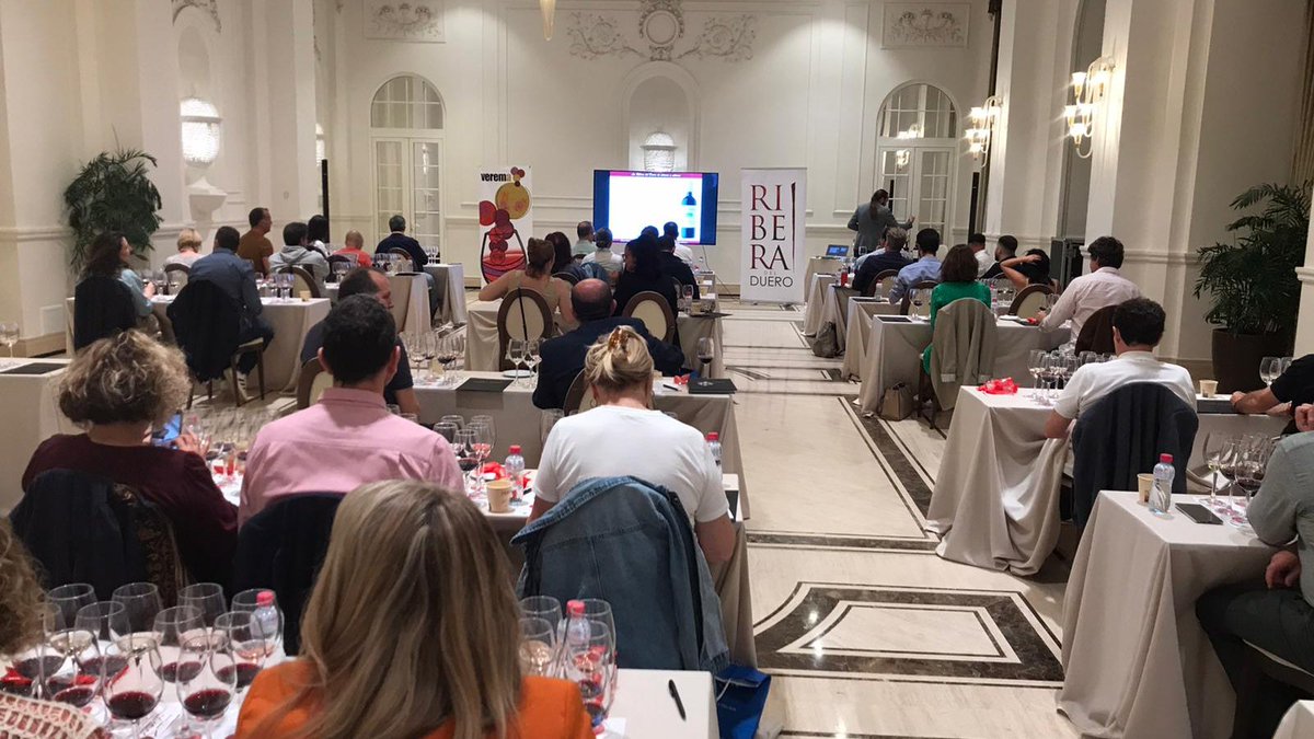 DORibera's tweet photo. Más de 50 personas, una sala completamente entregada y una sensación compartida al terminar: Ribera del Duero no se entiende en una sola copa.

La 11ª edición de la Experiencia Verema @Verema  Málaga en el Gran Hotel Miramar GL dejó claro que cuando el territorio se cuenta bien, el vino se escucha de otra manera. La cata “La Ribera del Duero de extremo a extremo”, dirigida por Alberto Tobes, fue precisamente eso: un recorrido real, sin atajos, por la diversidad de una denominación que no se deja simplificar.

De blancos a rosados, de perfiles más directos a vinos de guarda, cada referencia abrió conversación. Hubo consenso en la calidad, pero también sorpresa —y eso es lo interesante— con algunas novedades que rompieron expectativas y obligaron a mirar la Ribera desde otro ángulo: más matizada, más compleja, más viva.

El Lagar de Isilla 2025 – Bodegas El Lagar de Isilla  @lagarisilla 
Cantamuda El Pino 2024 – Bodegas Cantamuda 
Alejandra Vizcarra 2023 – Bodegas Vizcarra  @BodegasVizcarra 
López Cristóbal Rosè 2025 – Bodegas López Cristóbal @lopezcristobal1 
El Alba de Emilio Moro 2024 – Bodegas Emilio Moro @emilio_moro 
Hesvera 2024 – Bodegas Hesvera
Senda de los Olivos 2021 – Bodegas Zifar @BodegasZifar 
Dominio de Calogía 2022 – Dominio de Calogía @DCalogia 
Majuelos de Callejo 2022 – Bodegas Félix Callejo
Francisco Barona Finca Las Dueñas 2022 – Bodegas Francisco Barona
Carroa 2021 – Bodegas Protos @Bodegas_Protos 
Solideo 2021 – Bodega Dehesa de los Canónigos  @dehesacanonigos 
Diodoro Autor 2016 – Bodegas Pascual  @export2 

El público respondió como responde cuando hay contenido de verdad: atención, preguntas, debate y valoraciones muy positivas en todos los vinos presentados. No fue solo una cata, fue una demostración de hasta dónde puede llegar Ribera del Duero cuando se muestra sin filtros.

Una vez más, la conclusión se repite, pero cada vez con más peso: no hay una única Ribera del Duero. Y eso, lejos de ser un problema, es exactamente su mayor fortaleza.