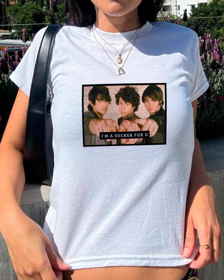 savemadebyfan's tweet photo. E vocês ja tem camiseta pro show dos Jonas Brothers?
Pq além das peças antigas, trouxemos mais duas opções!!!
Com valor promocional e entrega nas linhas verde e azul do metrô (dias 11 e 12)
https://t.co/wMBnN06hKZ https://t.co/06afqJfQwP