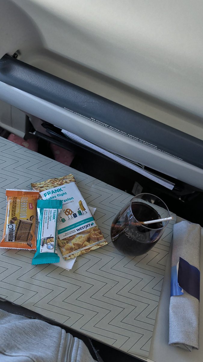 Lora 📚 ✈️🌷 tweet media