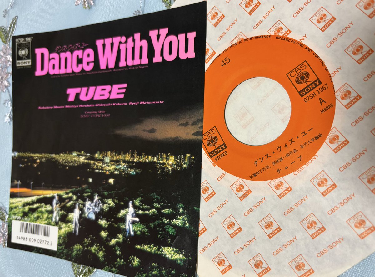 respectharuchan's tweet image. 1️⃣8️⃣「ダンス・ウィズ・ユー」のギター🎸も、いいのですよ✨🩵
レコード持ってます🎶
#春畑道哉 #TUBE

m.youtube.com/watch?v=kMwGFj…