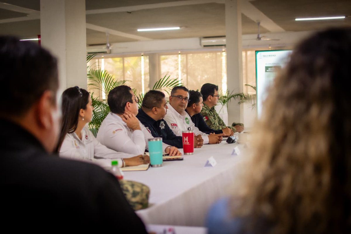 sspsinaloa1's tweet photo. Grupo Interinstitucional se reúne con autoridades portuarias y de turismo para revisar y fortalecer el plan operativo “Código Azul”, diseñado para la atención de cruceros turísticos que arriban a Mazatlán

Con la finalidad de garantizar la seguridad, la integridad física y el libre tránsito de las y los cruceristas durante su estancia en el puerto de Mazatlán, el Grupo Interinstitucional sostuvo una reunión con autoridades turísticas y portuarias para revisar y fortalecer el plan operativo “Código Azul”.

En representación del Secretario de Seguridad Pública del Estado, General Sinhué Téllez López, el subsecretario de Seguridad Pública, de Prevención y Reinserción Social, Gral. Humberto Zerón Martínez, señaló que el objetivo es fortalecer las acciones coordinadas de las corporaciones municipales, estatales y federales que, en el marco de sus atribuciones, garantizan la seguridad y salvaguardan la integridad física de los cruceristas durante su estancia en el puerto de Mazatlán.

Por parte de la Secretaría de Turismo, la subsecretaria de Planeación, Inversión y Desarrollo Turístico, Celia Jáuregui Ibarra, en representación de la secretaria Mireya Sosa Osuna, reconoció la sensibilidad manifestada por las autoridades del Grupo Interinstitucional y destacó que este tipo de coordinación es fundamental para atender a este segmento estratégico, considerado uno de los principales pilares de la economía de Mazatlán. Indicó que, para la presente temporada, se prevé el arribo de 513 mil cruceristas a través de 157 embarcaciones a lo largo del año.

En el despliegue del operativo “Código Azul” participan alrededor de 700 elementos, distribuidos en zonas como el muelle, el Centro Histórico, Olas Altas, Paseo Claussen, avenida Del Mar y la Zona Dorada; además, se brinda acompañamiento de seguridad cuando los cruceristas visitan comunidades rurales con alto valor cultural y turístico.

Con estas acciones, el Gobierno del Estado, a través de la Secretaría de Seguridad Pública y en coordinación con las instituciones de los tres órdenes de gobierno, refrenda su compromiso de mantener condiciones de seguridad, orden y tranquilidad para la población y los visitantes, fortaleciendo la confianza en Mazatlán como un destino turístico seguro.