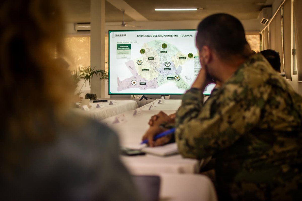 sspsinaloa1's tweet photo. Grupo Interinstitucional se reúne con autoridades portuarias y de turismo para revisar y fortalecer el plan operativo “Código Azul”, diseñado para la atención de cruceros turísticos que arriban a Mazatlán

Con la finalidad de garantizar la seguridad, la integridad física y el libre tránsito de las y los cruceristas durante su estancia en el puerto de Mazatlán, el Grupo Interinstitucional sostuvo una reunión con autoridades turísticas y portuarias para revisar y fortalecer el plan operativo “Código Azul”.

En representación del Secretario de Seguridad Pública del Estado, General Sinhué Téllez López, el subsecretario de Seguridad Pública, de Prevención y Reinserción Social, Gral. Humberto Zerón Martínez, señaló que el objetivo es fortalecer las acciones coordinadas de las corporaciones municipales, estatales y federales que, en el marco de sus atribuciones, garantizan la seguridad y salvaguardan la integridad física de los cruceristas durante su estancia en el puerto de Mazatlán.

Por parte de la Secretaría de Turismo, la subsecretaria de Planeación, Inversión y Desarrollo Turístico, Celia Jáuregui Ibarra, en representación de la secretaria Mireya Sosa Osuna, reconoció la sensibilidad manifestada por las autoridades del Grupo Interinstitucional y destacó que este tipo de coordinación es fundamental para atender a este segmento estratégico, considerado uno de los principales pilares de la economía de Mazatlán. Indicó que, para la presente temporada, se prevé el arribo de 513 mil cruceristas a través de 157 embarcaciones a lo largo del año.

En el despliegue del operativo “Código Azul” participan alrededor de 700 elementos, distribuidos en zonas como el muelle, el Centro Histórico, Olas Altas, Paseo Claussen, avenida Del Mar y la Zona Dorada; además, se brinda acompañamiento de seguridad cuando los cruceristas visitan comunidades rurales con alto valor cultural y turístico.

Con estas acciones, el Gobierno del Estado, a través de la Secretaría de Seguridad Pública y en coordinación con las instituciones de los tres órdenes de gobierno, refrenda su compromiso de mantener condiciones de seguridad, orden y tranquilidad para la población y los visitantes, fortaleciendo la confianza en Mazatlán como un destino turístico seguro.