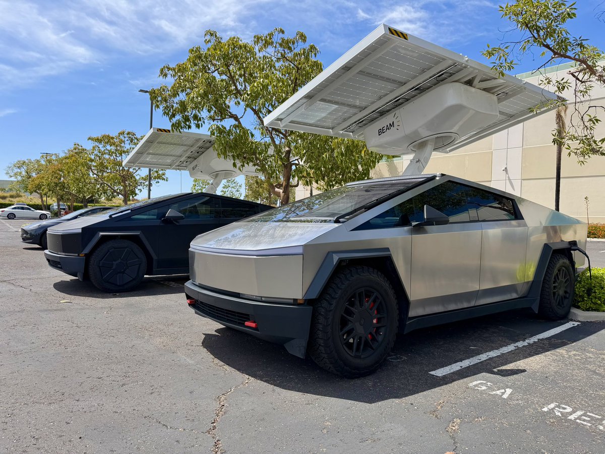 trons_twowheels's tweet photo. They say if you drive an EV you should charge off sunshine.  Ok.  Done.  

Pretty easy to charge these @cybertruck off of sunshine from @BeamForAll https://t.co/uwrFufQBpI