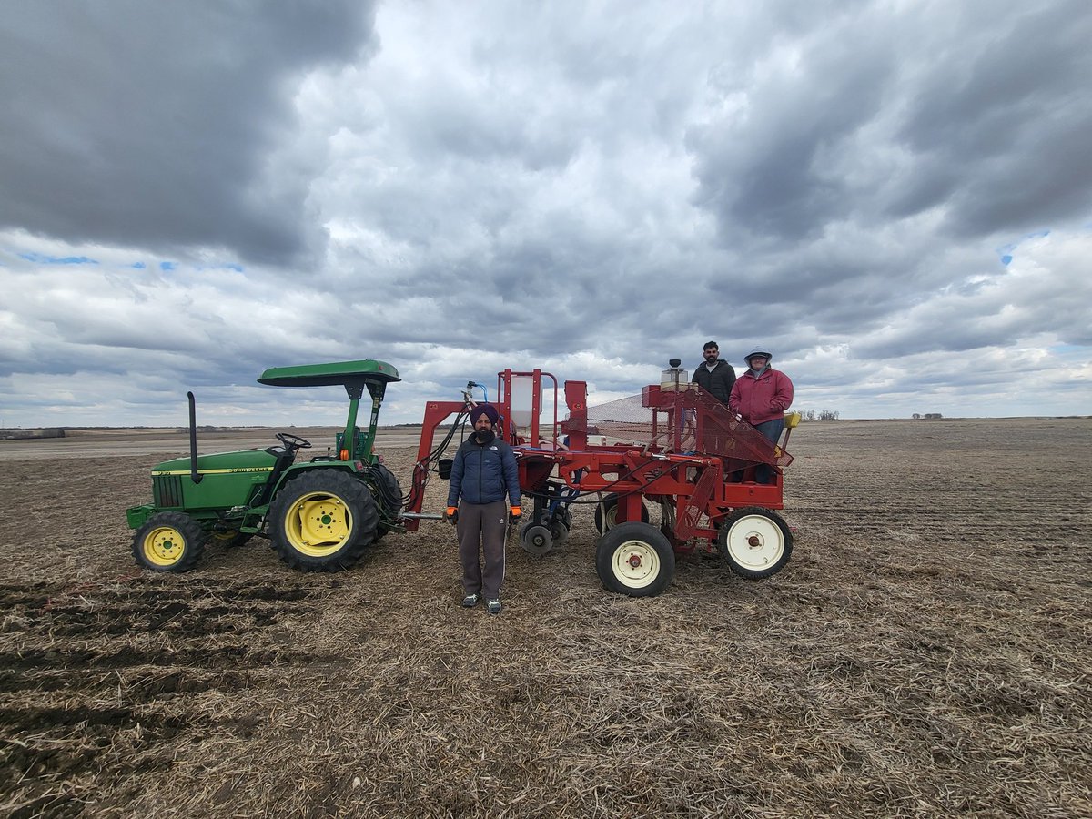 SE_ResearchFarm's tweet photo. Day 1 of seeding with over 200 plots in the ground. Barley, durum, wheat regional variety trials with Raminder, Gill, and Reese. https://t.co/KYUTjAOisM