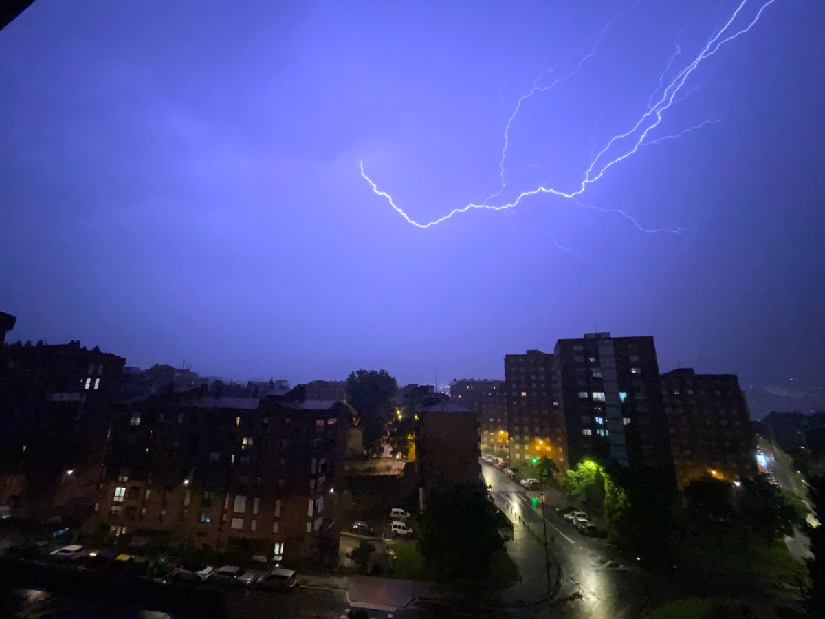 gartzaia's tweet photo. Udaberriko lehen argi festa gaur Bilbon! Batek, Ganetako antenan jo duela dirudi. Ikuskizun zoragarria! @eguraldia @Euskalmet @urbixxx @Armeteo https://t.co/9xZIi5teLn
