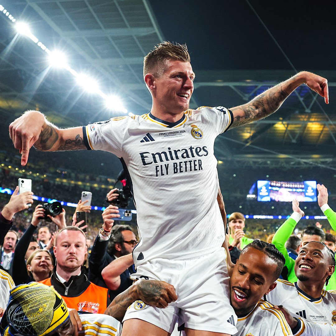 RMCF_Minuto93's tweet image. 【速報】

🇪🇸マドリーはクロースと復帰の交渉中

・役割はスポーツ部門の一員
・これは重要な責任を伴う立場
・ジダンと同じ復帰ルート

マドリーはクロースをチーム編成の決定、クラブの代表として練習での日常的なサポートにおいて貴重な存在と見なしている。

ソース @TheAthleticFC