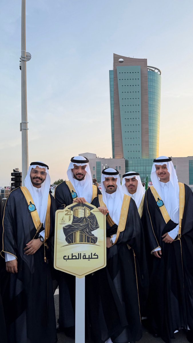 عِز. tweet media