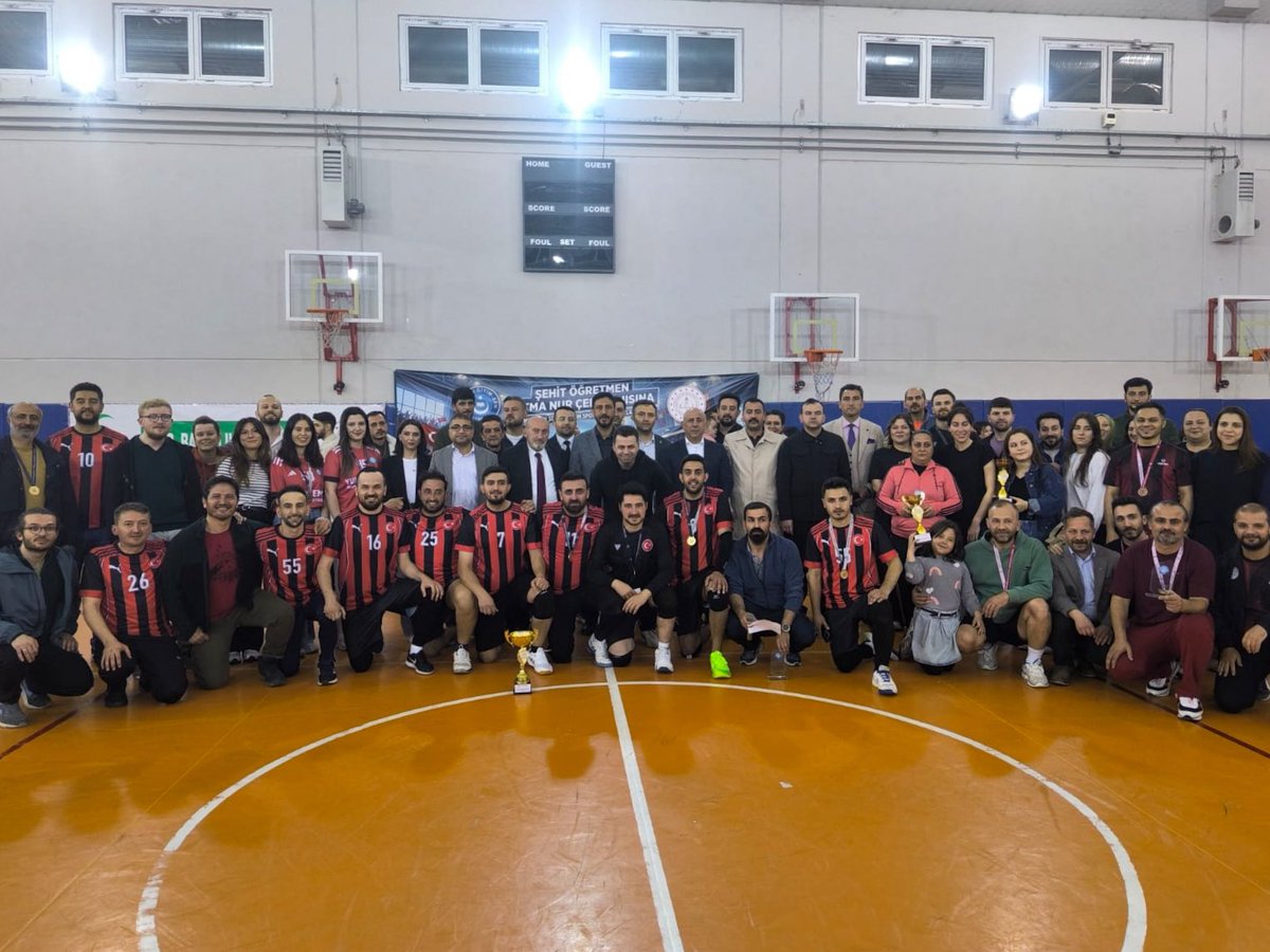 Arnavutkoy_K's tweet photo. Türk Eğitim-Sen ile Arnavutköy Gençlik ve Spor İlçe Müdürlüğü iş birliğinde, Şehit Öğretmen Fatma Nur ÇELİK anısına düzenlenen Öğretmenler Arası Voleybol Turnuvası’nın final müsabakaları ve ödül töreni, yoğun katılım ve büyük bir coşku eşliğinde gerçekleştirildi.

Programa; Kaymakamımız Mahmut HERSANLIOĞLU, İlçe Millî Eğitim Müdürümüz Mustafa YILMAZ, İlçe Sosyal Hizmetler Müdürümüz Ersan GÜL, Gençlik ve Spor İlçe Müdürümüz Ercan GÜNDEM, Türk Eğitim-Sen İstanbul 8 Nolu Şube Başkan Yardımcısı Murat ÜNER, Türkiye Yeşilay Cemiyeti Arnavutköy Şube Başkanı Gökhan ÖZTEN, muhtarlarımız ve iş insanlarımız katıldı.
Veliler, okul müdürleri, öğretmenler ve öğrencilerin yoğun ilgi gösterdiği organizasyonda, turnuva boyunca üstün performans sergileyen öğretmenler ödüllerine kavuştu.

Turnuva kapsamında takımlar arasında kıyasıya mücadeleler yaşanmış;
1. Yunus Emre İmam Hatip Ortaokulumuz birinci,
2. Bolluca Mesleki ve Teknik Anadolu Lisemiz ikinci,
3. Halis Kutmangil İlk ve Ortaokulumuz üçüncü olmuştur.

Kaymakamımız Mahmut HERSANLIOĞLU tarafından dereceye giren takımlara ve sporculara ödülleri takdim edildi. 🏆 🇹🇷 👏 🇹🇷

@TC_istanbul 
@gul_davut 
@ARNAVUTKOYMEM 
#ArnavutköydeSpor
#ArnavutköydeMilliEğitim
#SporŞehriİstanbul