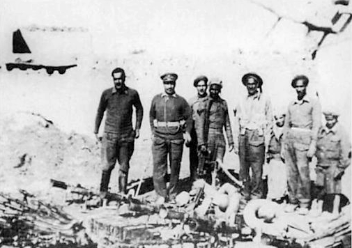 ibrahimzalhaj1's tweet photo. صورة لـجمال عبد الناصر، الأولُ من جهة اليسار، أثناء قتاله في بلدة الفالوجة الفلسطينية، قضاء غزة، حيث حُوصِر فيها خلال حرب النكبة عام 1948. https://t.co/CEW0vqI9l2