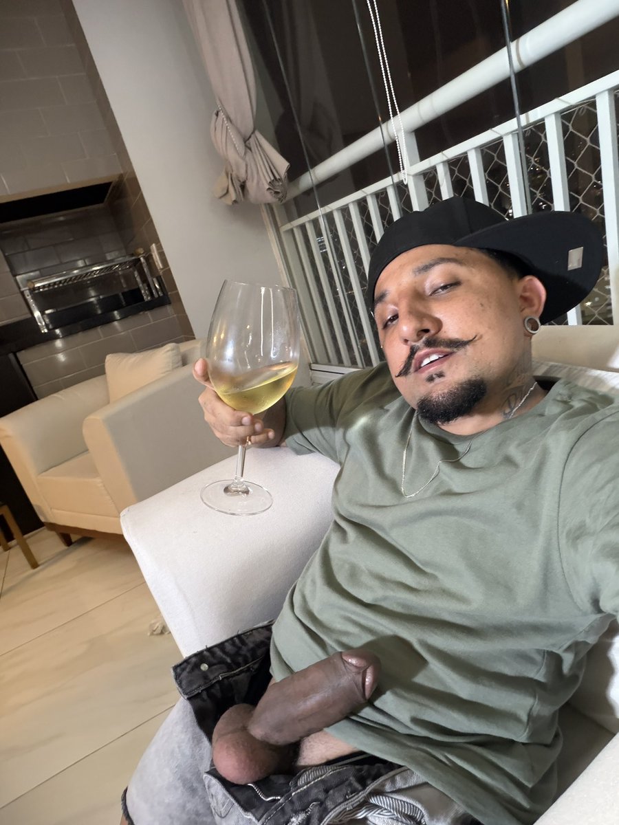pistolinhaanao's tweet photo. Alguém pra tomar um vinho ? https://t.co/Oe5dRoDrJv