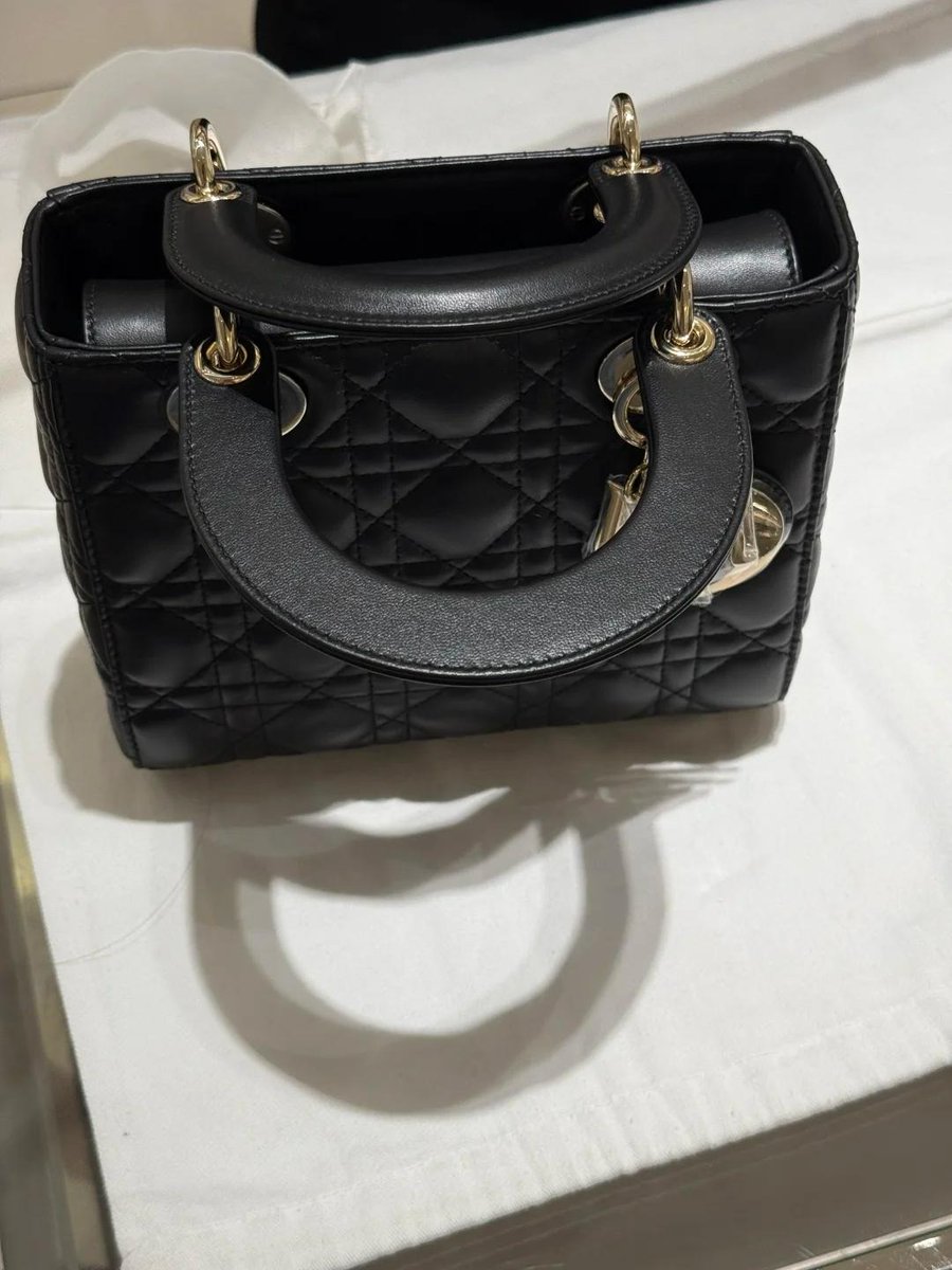 Roselinaqn's tweet image. A new bag, a new mood, and a beautiful day to remember.
#NewBag #GoodMood #ShoppingDay #LifeStyle