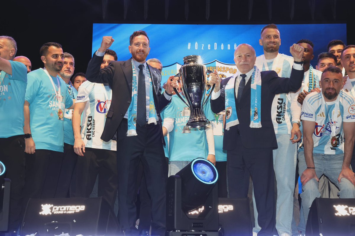 mehmetsekmen's tweet photo. Trendyol 1. Lig 2025-2026 sezonunu şampiyonlukla taçlandırarak gönüllerimizi bir kez daha gururla dolduran Erzurumspor’umuzun Kupa Töreni Programı’mıza onbinlerce hemşehrimiz ile birlikte katıldık.

Mavi beyaz sevdamızın sahadaki destanı olan bu büyük başarı; inancın, emeğin, azmin ve Erzurum ruhunun en güzel tezahürüdür. Gece demeden gündüz demeden kulübümüz için fedakârca çalışan Erzurumspor Kulüp Başkanımız Ahmet Dal kardeşimi ve kıymetli yönetimini, Teknik Direktörümüz Serkan Özbalta kardeşimi ve ekibini gönülden tebrik ediyorum.

Aynı zamanda sahada yüreğini ortaya koyan aslan yürekli futbolcularımızı ve yağmur çamur demeden takımının arkasında duran cefakâr taraftarlarımızı yürekten kutluyorum.

Bu şampiyonluk yalnızca bir kupanın değil; dadaş diyarının birlik ruhunun, inancının ve büyük hedeflere yürüyüşünün nişanesidir. 

Erzurumspor’umuz Süper Lig'de de inşallah başarılı sonuçlar alan muhteşem bir takım olacak. 💙🤍