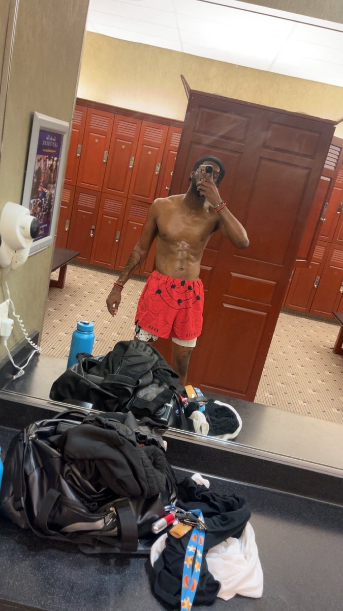 K.Louis tweet media