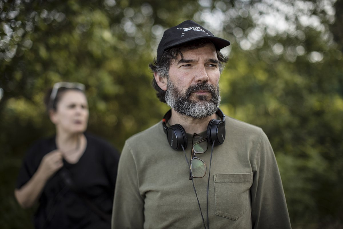 Llega a los cines 'Así llegó la noche', el nuevo largometraje de Ángel Santos, y el cineasta responde a las preguntas de <a href="/MireiaIniesta77/">Mireia Iniesta</a> y <a href="/blogasanisimasa/">Asa Nisi Masa</a> sobre los temas, los personajes y la puesta en escena de un film fascinante: cinentransit.com/entrevista-a-a…