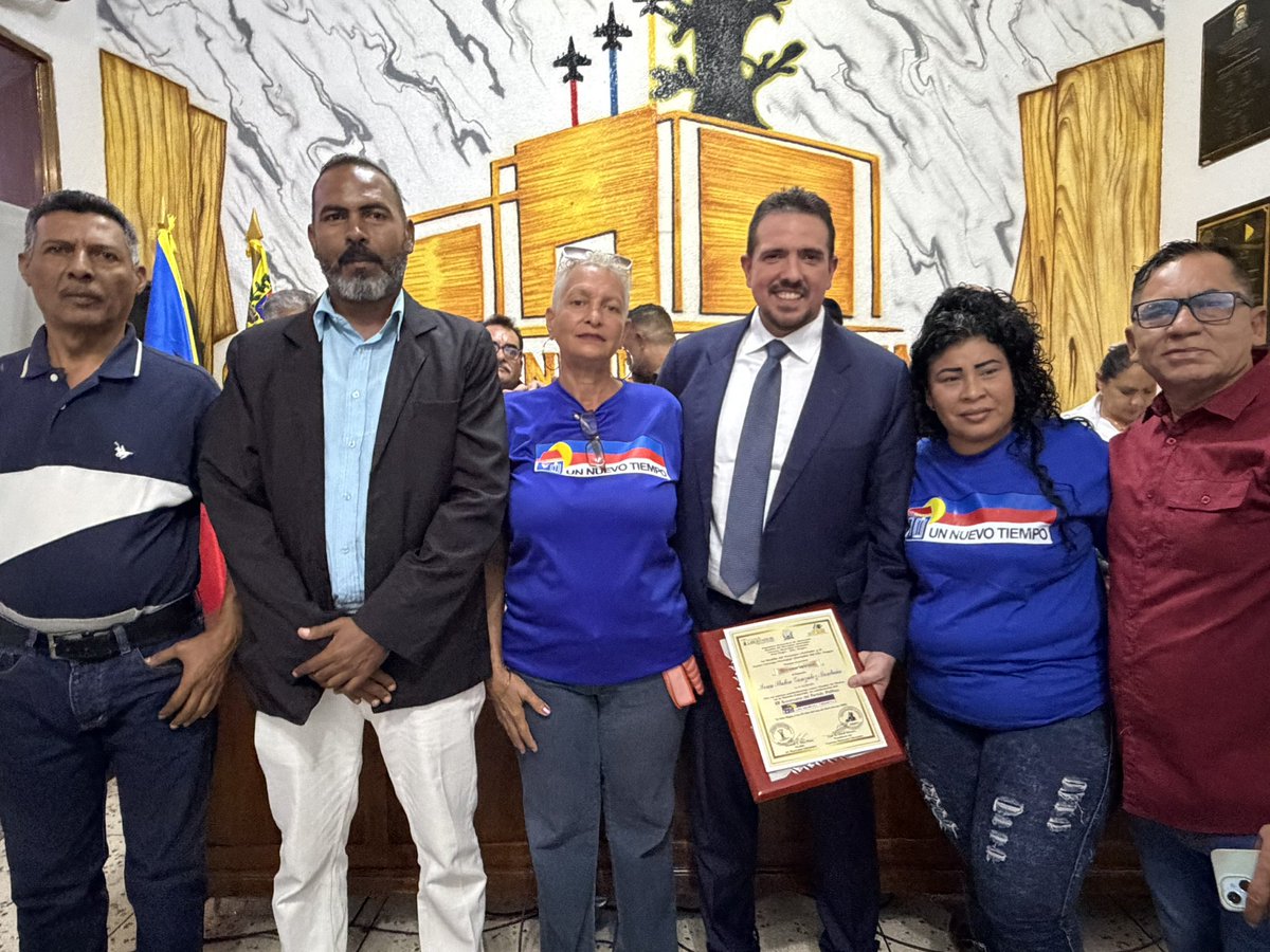 stalin_gonzalez's tweet photo. Hoy en el municipio Libertador, en el estado Aragua, tuve el honor de ser orador de orden en el marco del 20° aniversario del @partidoUNT. Son dos décadas de trabajo en todos los rincones del país, reafirmando que la política solo tiene sentido cuando se traduce en soluciones reales para la gente.

En medio de todo lo que hemos vivido como sociedad, esa premisa cobra aún más fuerza. Los venezolanos necesitan respuestas concretas a los millones de problemas existentes en el país, no discursos vacíos. Por eso, el llamado es a toda la dirigencia política y sectores del país a crear espacios comunes para la construcción de soluciones que nos permitan avanzar como nación. 

Desde UNT nuestra misión es clara. Seguimos comprometidos con el país, con la democracia y con el futuro que Venezuela merece.