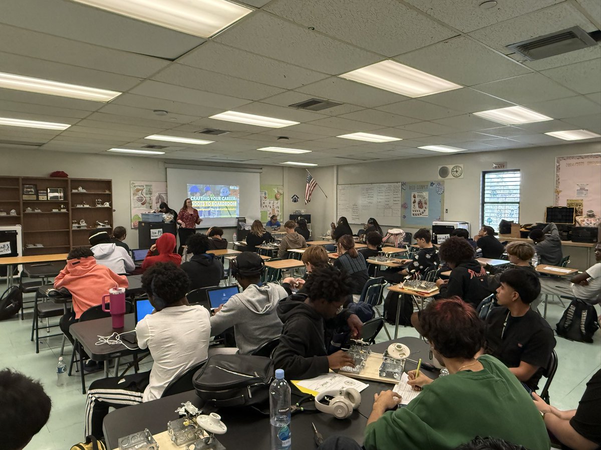 BrowardCTE's tweet image. Thank you to Florida Construction Connection for visiting Coral Springs High School during Apprenticeship Week! 🔧

Students explored construction careers &amp;amp; apprenticeship pathways. We appreciate your partnership!

#CTACE #ApprenticeshipWeek #CareerReady