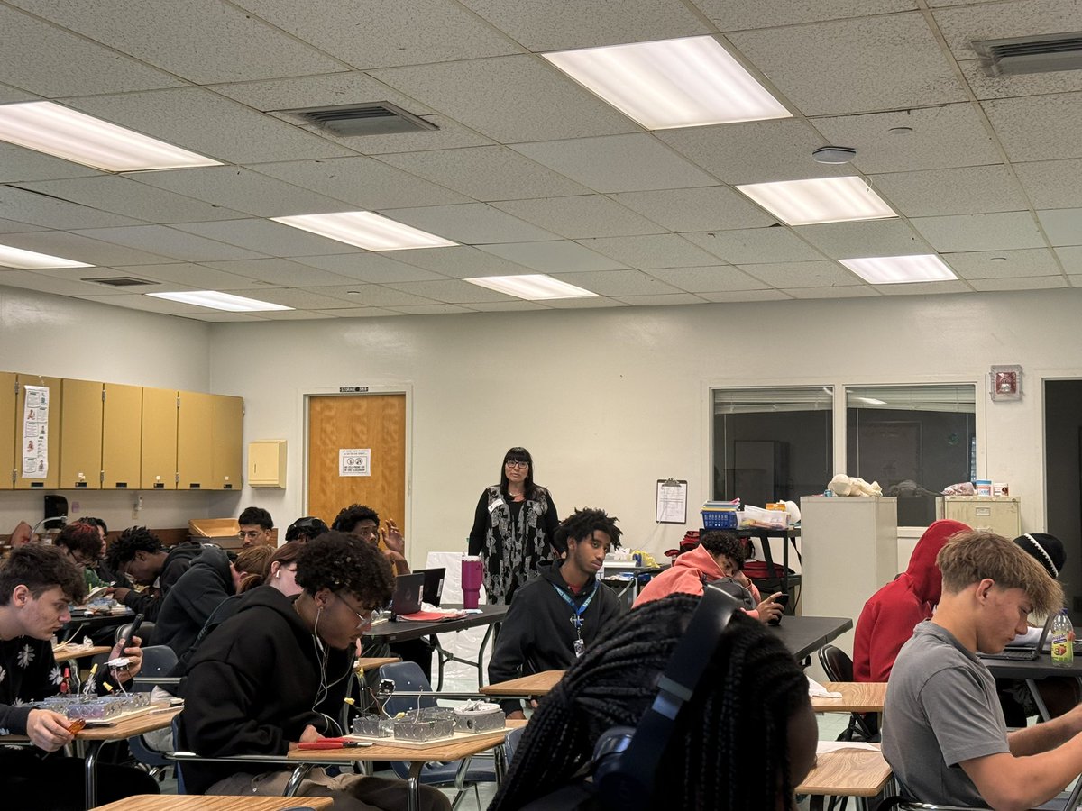 BrowardCTE's tweet image. Thank you to Florida Construction Connection for visiting Coral Springs High School during Apprenticeship Week! 🔧

Students explored construction careers &amp;amp; apprenticeship pathways. We appreciate your partnership!

#CTACE #ApprenticeshipWeek #CareerReady
