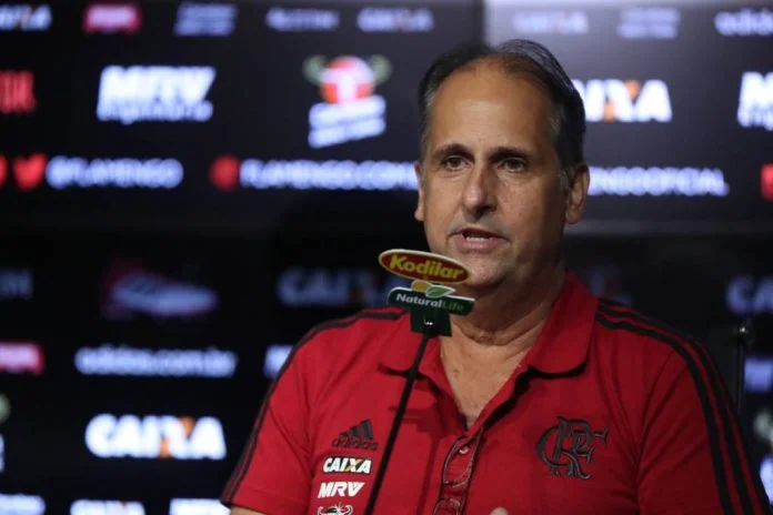 venecasagrande's tweet photo. Novo diretor da categoria de base do Internacional, Carlos Noval levou com ele dois profissionais que estavam no Flamengo: Kadu Borges, que era Gerente Técnico-Metodológico das categorias de base do Fla (na foto abaixo com a camisa azul, e Leonardo Ramos, que estava como auxiliar técnico do Sub-20, hoje comandando por Bruno Pivetti.
Os três trabalharam juntos no Flamengo.
Fotos: Flamengo