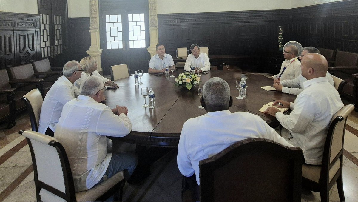 AsambleaCuba's tweet image. Recibió Esteban Lazo, presidente de @AsambleaCuba🇨🇺, en el Capitolio Nacional, al Embajador de la hermana República Socialista de #Vietnam🇻🇳, Le Quang Long

✅️Ambas partes ratificaron la voluntad de continuar estrechando los históricos vínculos interparlamentarios