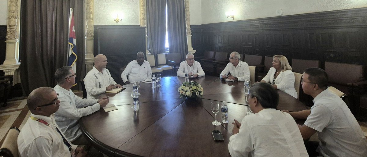 AsambleaCuba's tweet image. Recibió Esteban Lazo, presidente de @AsambleaCuba🇨🇺, en el Capitolio Nacional, al Embajador de la hermana República Socialista de #Vietnam🇻🇳, Le Quang Long

✅️Ambas partes ratificaron la voluntad de continuar estrechando los históricos vínculos interparlamentarios