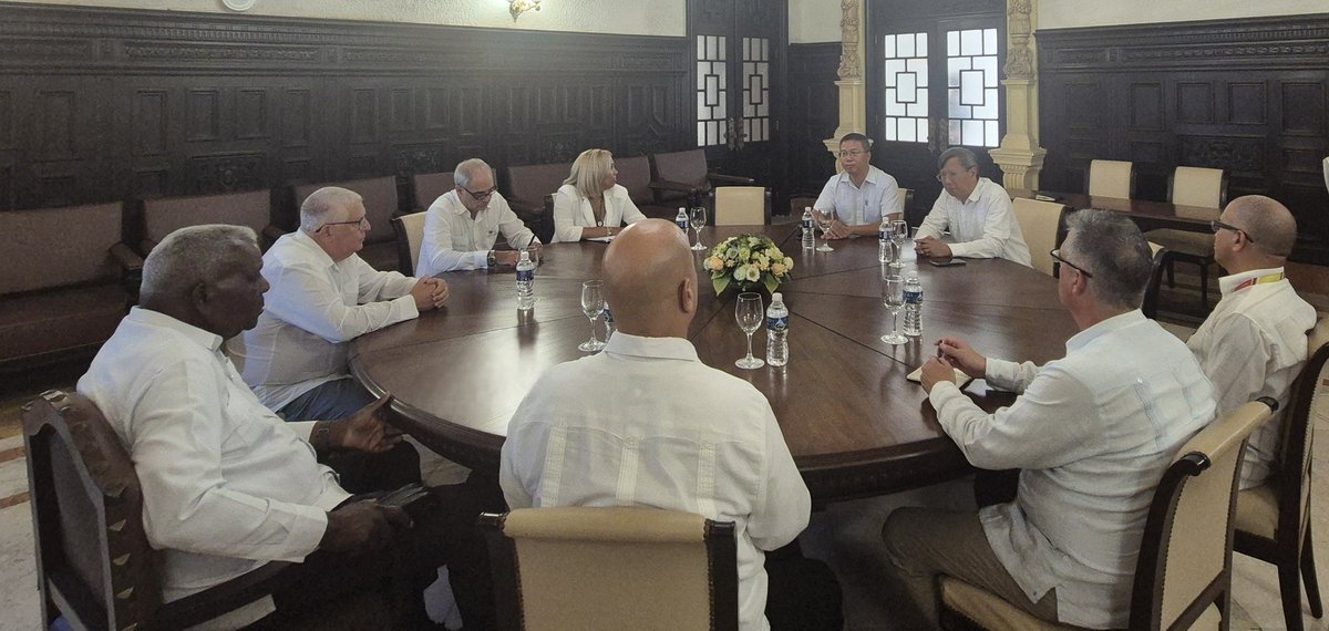 AsambleaCuba's tweet image. Recibió Esteban Lazo, presidente de @AsambleaCuba🇨🇺, en el Capitolio Nacional, al Embajador de la hermana República Socialista de #Vietnam🇻🇳, Le Quang Long

✅️Ambas partes ratificaron la voluntad de continuar estrechando los históricos vínculos interparlamentarios