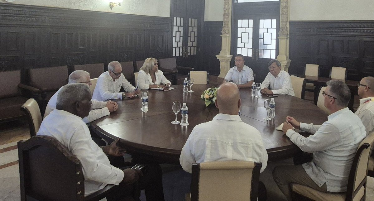 AsambleaCuba's tweet image. Recibió Esteban Lazo, presidente de @AsambleaCuba🇨🇺, en el Capitolio Nacional, al Embajador de la hermana República Socialista de #Vietnam🇻🇳, Le Quang Long

✅️Ambas partes ratificaron la voluntad de continuar estrechando los históricos vínculos interparlamentarios