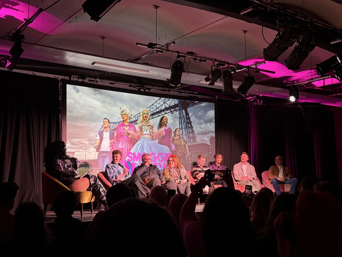 02_HD's tweet photo. Super evening celebrating #SmoggieQueens season 2 at glorious Boro Town Hall. A fantastic second outing for Dickie and the gang, amazing guest stars, and some quite frankly *enormous* laughs. 

Days like today that make you proud to be a Teessider. https://t.co/Kq2fukVX2N