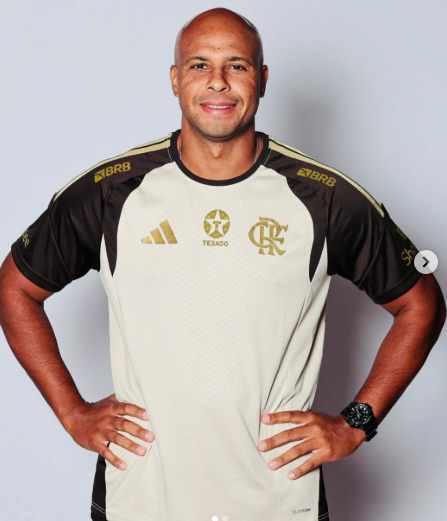 venecasagrande's tweet photo. Novo diretor da categoria de base do Internacional, Carlos Noval levou com ele dois profissionais que estavam no Flamengo: Kadu Borges, que era Gerente Técnico-Metodológico das categorias de base do Fla (na foto abaixo com a camisa azul, e Leonardo Ramos, que estava como auxiliar técnico do Sub-20, hoje comandando por Bruno Pivetti.
Os três trabalharam juntos no Flamengo.
Fotos: Flamengo