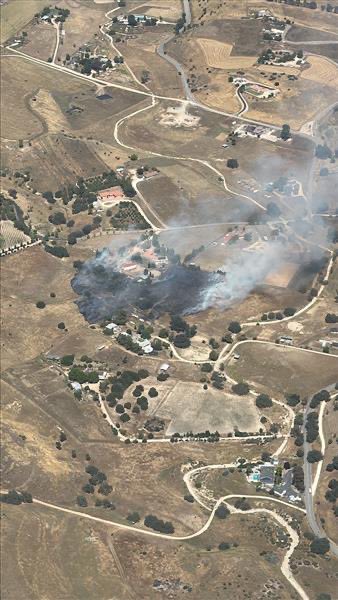 CALFIRE_SLO's tweet photo. VEGETATION FIRE: Firefighters at scene of a fire near the 6000 block of Hog Canyon Rd East of San Miguel Ca. #HogFire is roughly 3 acres with multiple structures threatened. Fire is under investigation. #SLOCountyFire #CALFIRESLU https://t.co/088JWKxxud