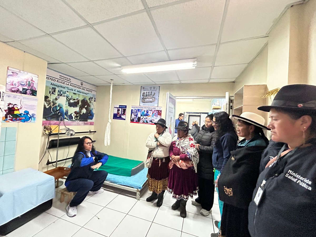 DPS_Canar's tweet photo. #Cañar | La Dirección Provincial de Salud realizó un diálogo de saberes entre personal de salud y parteras, con visita guiada a sala de parto intercultural en el Hospital Luis F. Martínez. #ElNuevoEcuador https://t.co/vF9WBr0ddi