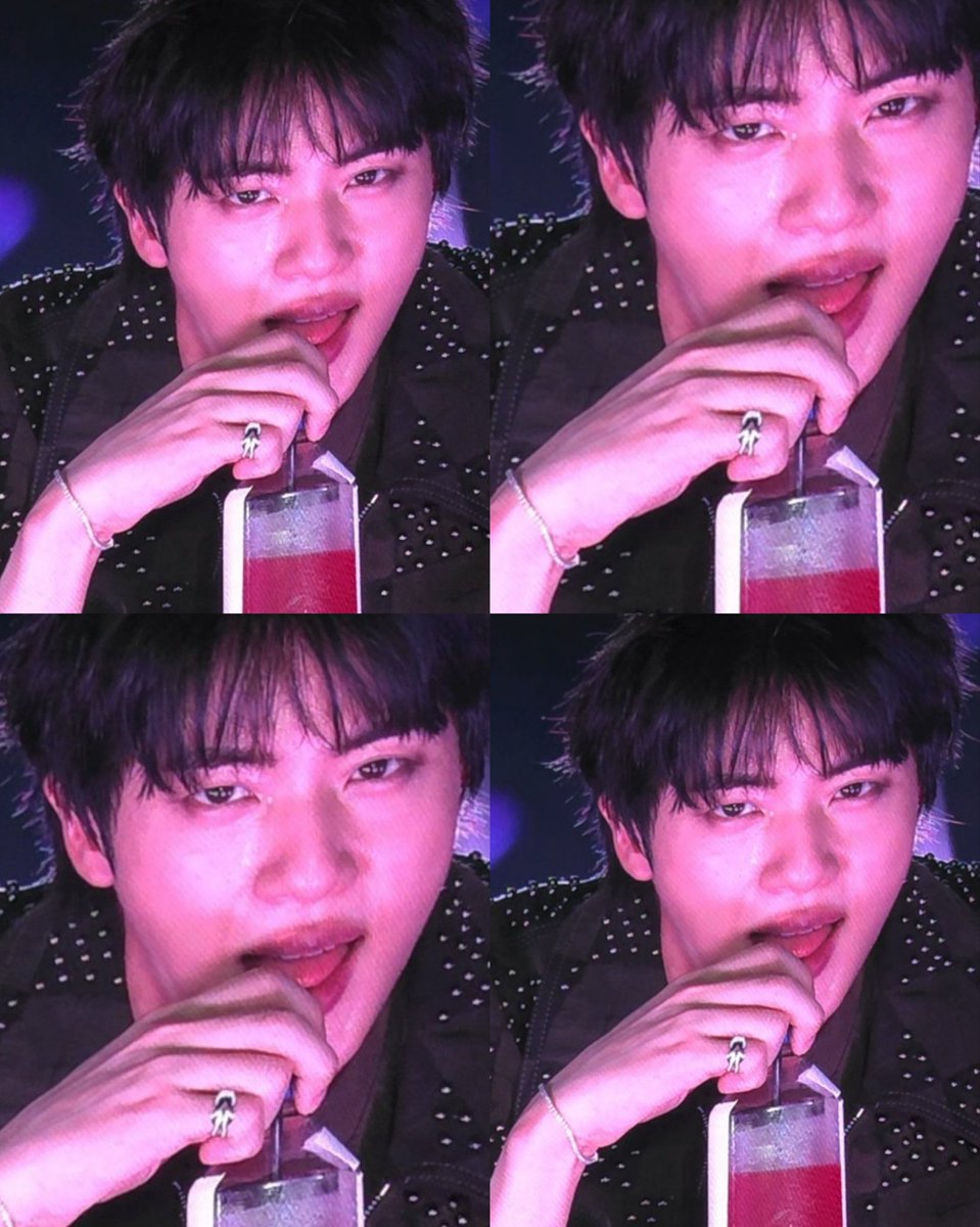 MJTO10's tweet image. 이거 진짜 흡혈하는 뱀파이어 같다 웅 

#JIN #BTSJIN #방탄소년단진