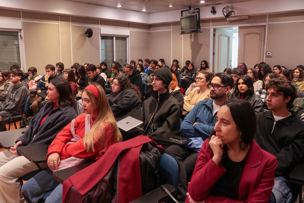 cnashr's tweet photo. El pasado lunes 20, en la Facultad de Derecho de la Universidad de Chile, tuve el honor de que mi último libro, Derecho Internacional de los Derechos Humanos: Teoría y Práctica, fuera presentado por un panel de lujo. 

👉🏽 Contamos con la presencia de la directora del departamento de Derecho Internacional, profesora Paula Cortés, y las presentaciones estuvieron a cargo de dos destacadas exalumnas: Constanza Núñez y Karinna Fernández.

💙 Este libro fue pensado precisamente para los estudiantes, por lo que ver el auditorio lleno hizo que la jornada fuera perfecta. La vida académica trae momentos gratificantes y, sin duda, este será uno que atesoraré siempre.