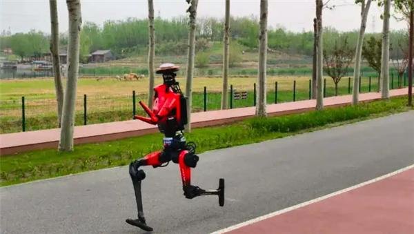 navyleehjl's tweet image. Witness history: Chinese humanoid robot sets half-marathon world record in 50:26, outrunning human champions. China’s tech leap amazes the world.
见证历史：国产人形机器人半马跑出50分26秒，打破人类世界纪录。中国智造，震撼全球。
#ChinaTech #Robot #Innovation