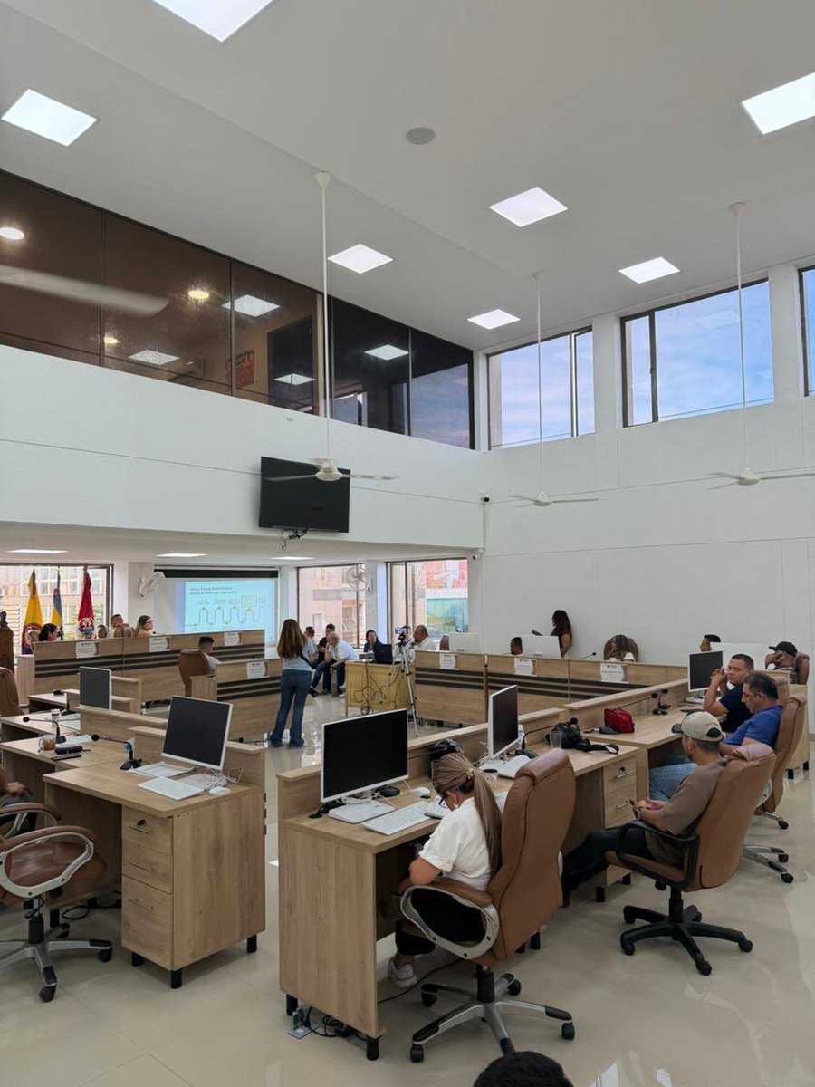 SecSaludCundi's tweet photo. Hoy nos encontramos en el recinto del Concejo Municipal de Girardot, un espacio democrático desde donde se construyen decisiones fundamentales para el bienestar de la comunidad.

Desde aquí, presentamos los avances en la transformación del sistema de salud en Girardot, un proceso que ha requerido decisiones firmes para garantizar la continuidad y calidad en la prestación de los servicios. dando paso a una nueva etapa bajo la operación de la E.S.E. Hospital Universitario de la Samaritana.

Este proceso permitió, en tiempo récord:

-Cumplir al 100% la etapa preoperacional.
-Iniciar la operación integral de las fases 1 y2 de la prestación de servicios 
-Poner en funcionamiento el Centro de Atención Primaria en Salud (CAPS).
-Reactivar centros de salud en Girardot, Nilo, Guataquí y Nariño.

Hoy, Girardot avanza en la recuperación de su red hospitalaria, con servicios activos, atención en múltiples especialidades y una proyección clara hacia la reapertura total de servicios de mediana y alta complejidad.

Este esfuerzo se enmarca en una estrategia que permite reorganizar la red de servicios en el Departamento, garantizando una atención más cercana, eficiente y centrada en los cundinamarqueses.