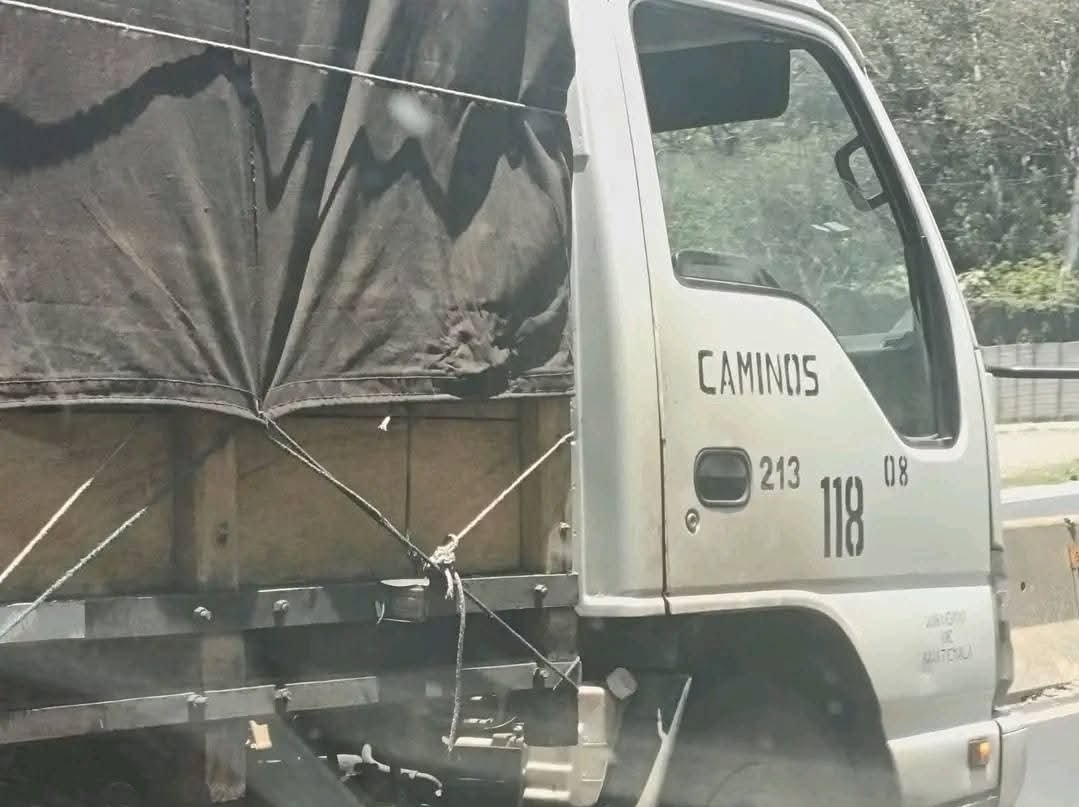 Herman5818Pb's tweet image. 🚨🚨 Urgente Guatemala 🚨🚨 
CIUDADANOS DENUNCIAN EL PARTIDO #CABAL USO DE CAMIONES  DE DIRECCIÓN DE CAMINOS PARA CAMPAÑA POLÍTICA.

Una grave denuncia ciudadana circula en redes sociales tras captarse un camión de la Dirección General de Caminos transportando artículos