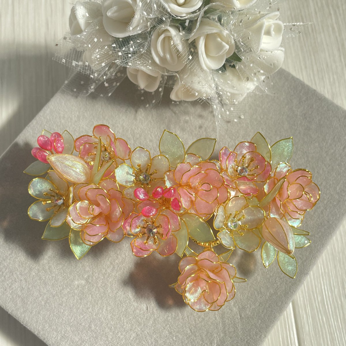 hanasizuku2022's tweet photo. 大きめバレッタ「恋の誓い〜rose bouquet」
https://t.co/0ArCQF77Fe

https://t.co/ngAUkEezL1

3種の薔薇と蕾を散りばめたローズブーケ

春に咲く薔薇を偏光パールを使用し柔らかく輝き、しっとりと華やかなバレッタに仕上がりました

動くたびに一輪の薔薇が揺れ軽やかさと優しさを演出してくれます https://t.co/REG4J6zQV0