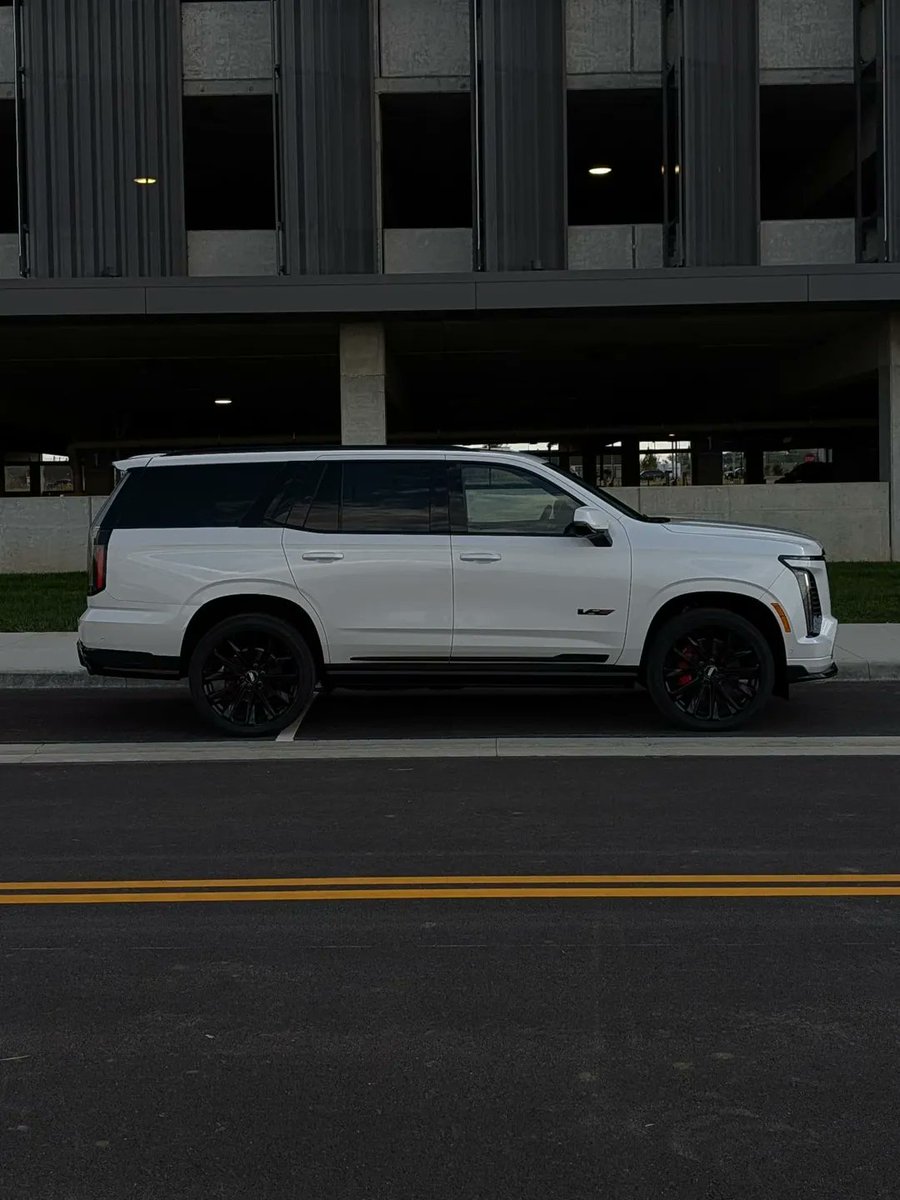 nocarcontext's tweet photo. CADILLAC ESCALADE V-SERIES 🤍🤍 https://t.co/dbhLzv2EMm