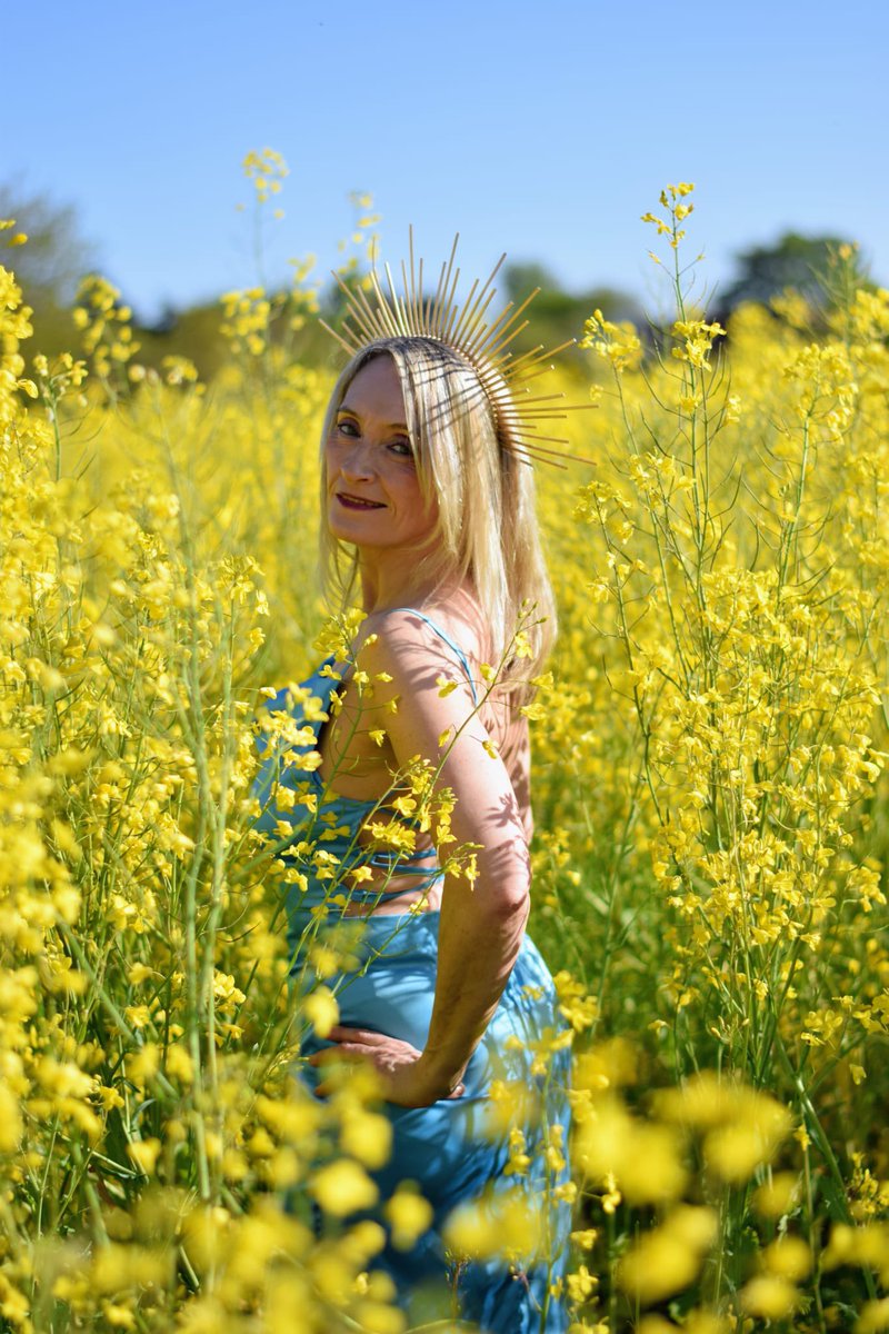 WILSONANGELAL's tweet image. Crowned by the sun and surrounded by gold ✨🌼

Still completely in awe of these magical photos captured by last week. 

For one little moment, I felt like a goddess standing in a sea of wildflowers beneath the summer sky 💛

#GoldenHour #PortraitPhotography #Photoshoot