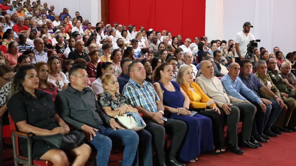 YelenysLasTunas's tweet photo. Junto a trabajadores tuneros participamos en la Gala político cultural en saludo al Primero Mayo. Desde nuestras raíces y tradiciones se reafirma la convicción profunda de que #LaPatriaSeDefiende, con firmeza y unidad revolucionaria. https://t.co/7ALvAgxabl