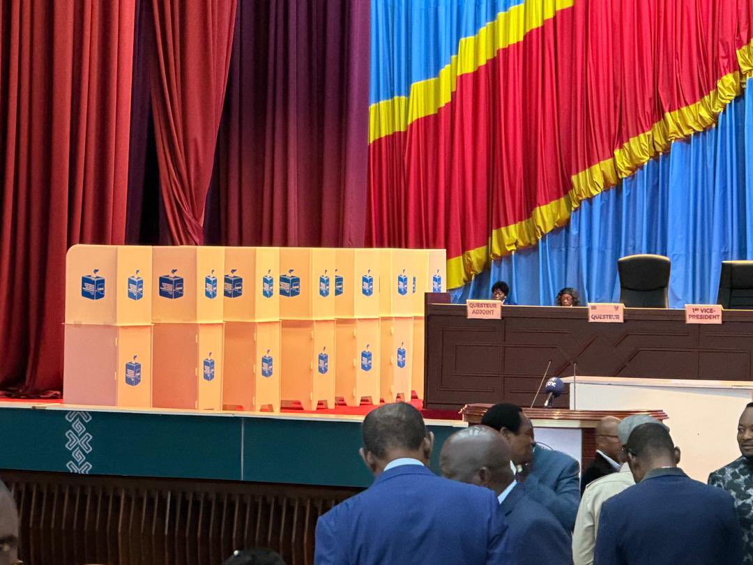 Africa_univers's tweet image. #RDC : Sécurité renforcée au Palais du Peuple, où la plénière attend le quorum pour statuer sur la motion visant le VPM de l’Intérieur. Entre tension politique et démonstration de solidarité gouvernementale, l’enjeu dépasse le vote : il teste la cohésion du pouvoir. #Politique