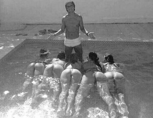 Yo, viendo la MiniSerie de Ronaldinho en <a href="/NetflixLAT/">Netflix Latinoamérica</a> por el trama // El trama 🍑🍑🍑🍑🍑⚽🌎🇧🇷🏆🤙🏾!