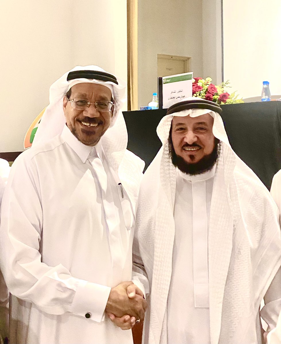 aalqash's tweet photo. أمسية باذخة السناء
ملأت شاعريتها الأرجاء
استهلال رائع من مقدم الأمسية
(د. منصور القش)
بقصائد شعرية رائعة 
ثم حلق بنا الضيف (د. عبدالرحمن العشماوي)
إلى سبحات من الشاعرية الغناء، زادت الأمسية سناء،وأضفت على الحاضرين البهاء
شكرا لنادي الانصار على هذه الاستضافة الثرية
وعلى هذه الأمسية البهية
وشكرا للضيف على ما أطرب به أسماعنا، وشنف به آذاننا
ولمقدم الأمسية من التحايا أعطرها،ومن عبارات الشكر أجزلها،ومن كلمات الثناء أجملها