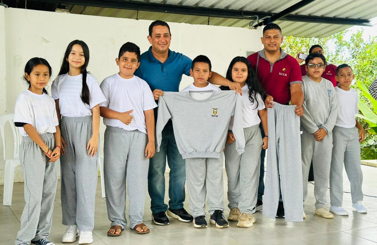 EducacionZ4_Ec's tweet photo. [PICHINCHA] La Unidad Educativa Sebastián Muñoz, del Distrito 13D08, recibió 700 kits de uniformes escolares para sus estudiantes, fortaleciendo su preparación para el inicio del año lectivo y acompañando su proceso educativo en condiciones adecuadas. 🏫👦👕

#ElNuevoEcuador https://t.co/M8fWUpvOJa