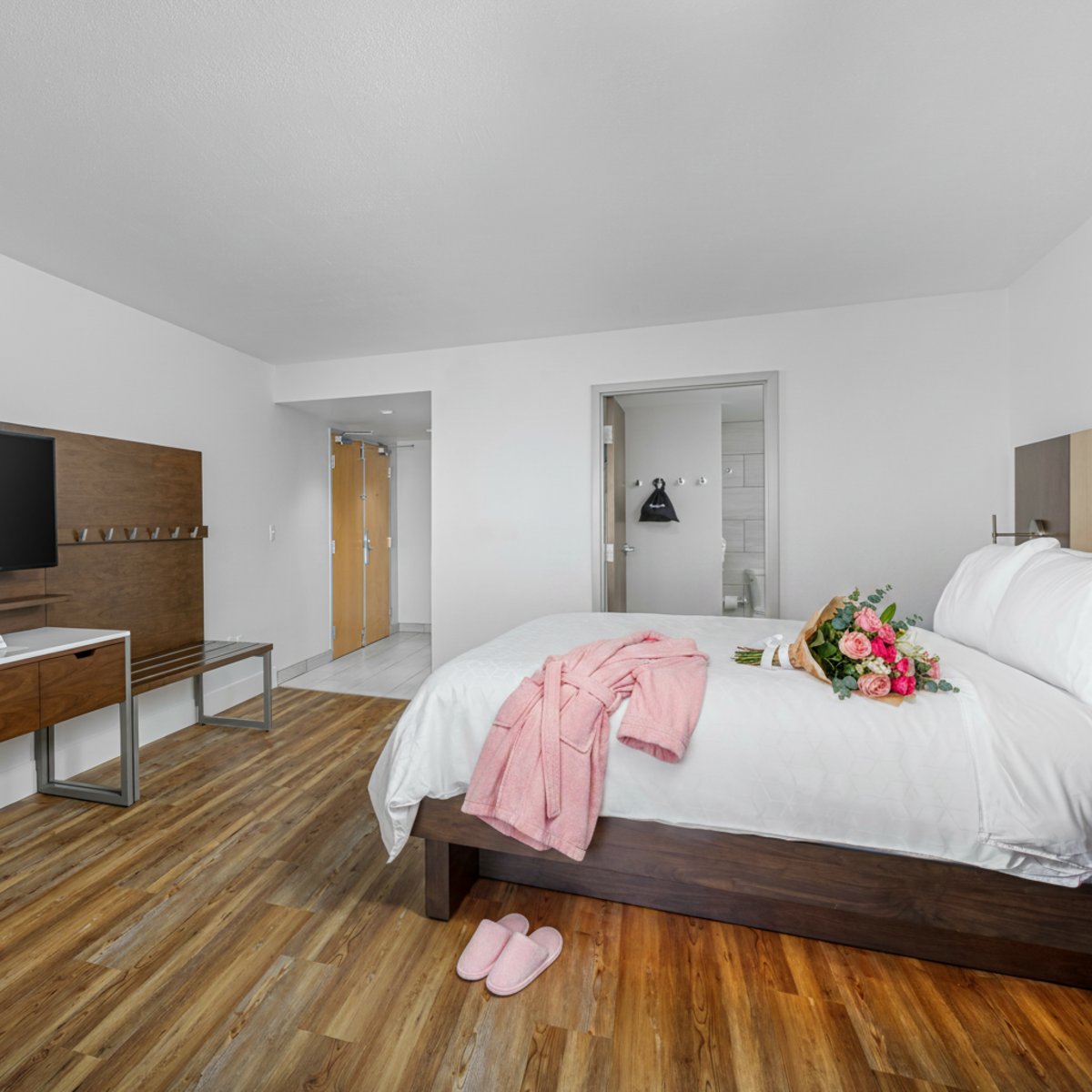 HIEXPensacola's tweet image. Treat Mom to a dose of "Vitamin Sea" this #MothersDay! At #HIExPcolaBeach, we’re ready to help you pull out all the stops. Give her the gift of relaxation and a little sand between her toes. Book your Mother’s Day #staycation today! bit.ly/2UJlzIy