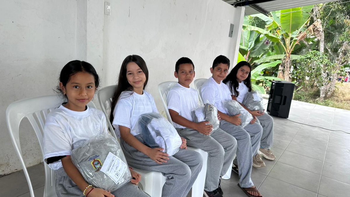 EducacionZ4_Ec's tweet photo. [PICHINCHA] La Unidad Educativa Sebastián Muñoz, del Distrito 13D08, recibió 700 kits de uniformes escolares para sus estudiantes, fortaleciendo su preparación para el inicio del año lectivo y acompañando su proceso educativo en condiciones adecuadas. 🏫👦👕

#ElNuevoEcuador https://t.co/M8fWUpvOJa