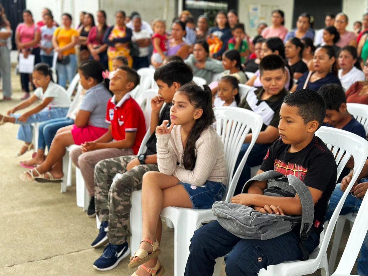 EducacionZ4_Ec's tweet photo. [PICHINCHA] La Unidad Educativa Sebastián Muñoz, del Distrito 13D08, recibió 700 kits de uniformes escolares para sus estudiantes, fortaleciendo su preparación para el inicio del año lectivo y acompañando su proceso educativo en condiciones adecuadas. 🏫👦👕

#ElNuevoEcuador https://t.co/M8fWUpvOJa