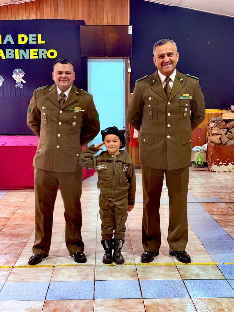 Carab_Aysen's tweet photo. En nuestro 99 aniversario, Carabineros del Retén #VillaOrtega participó en acto realizado en la Escuela Rural Pablo Neruda, en una emotiva celebración realizada por profesores y alumnos del establecimiento educacional. 
¡Fortaleciendo la comunicación y lazos!
#Carabineros99Años https://t.co/F2HCzrRQZB
