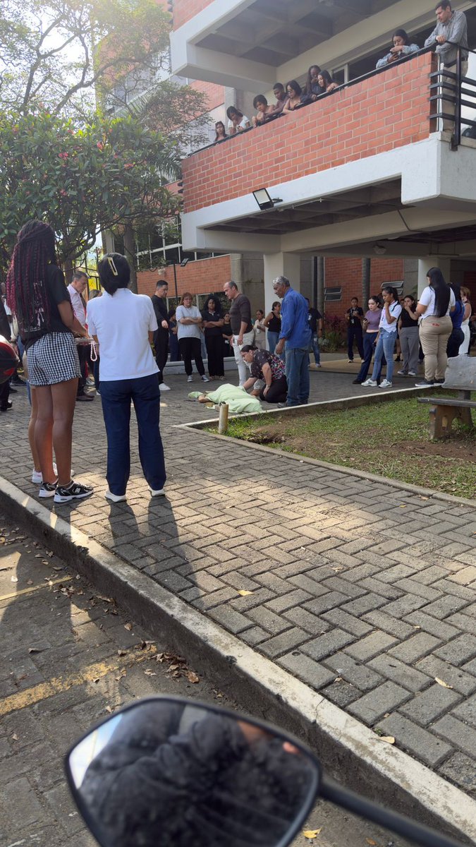 Caracol_Cali's tweet image. #Atención | Se reporta en la Universidad Cooperativa en #Cali, la muerte de un estudiante, quién al parecer cayó desde el quinto piso.

Se trata de establecer si cayo accidentalmente o se suicidio.