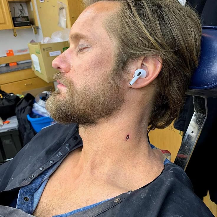 Emma ⚭ a terapeuta dos Skarsgård tweet media