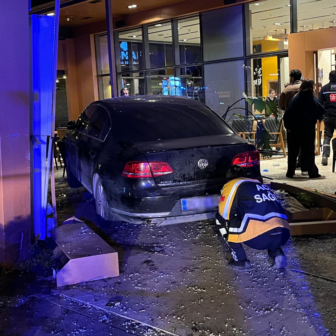 pusholder's tweet image. Bakırköy'de kontrolden çıkan araç kafeye daldı, 6 kişi yaralandı.